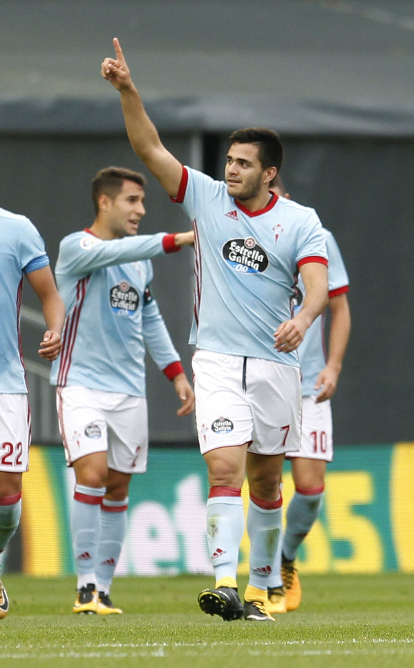 Maxi Gómez celebra su gol ante el Alavés.