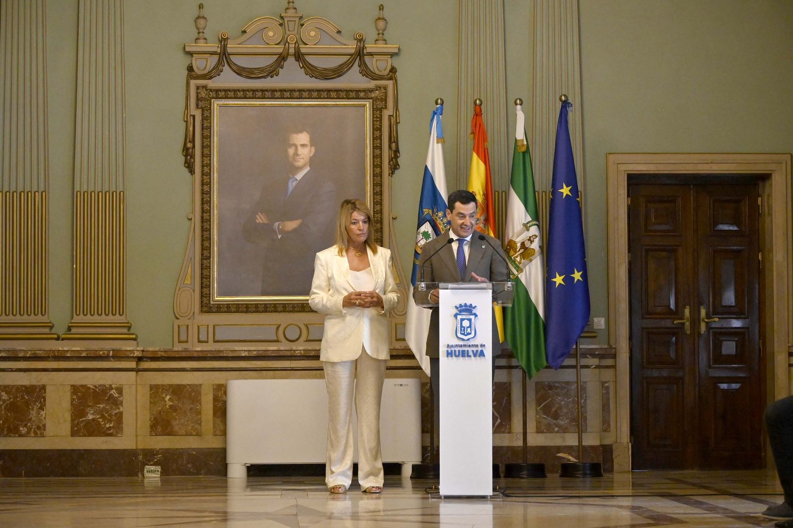 Visita de Juanma Moreno al Ayuntamiento de Huelva, en Imágenes