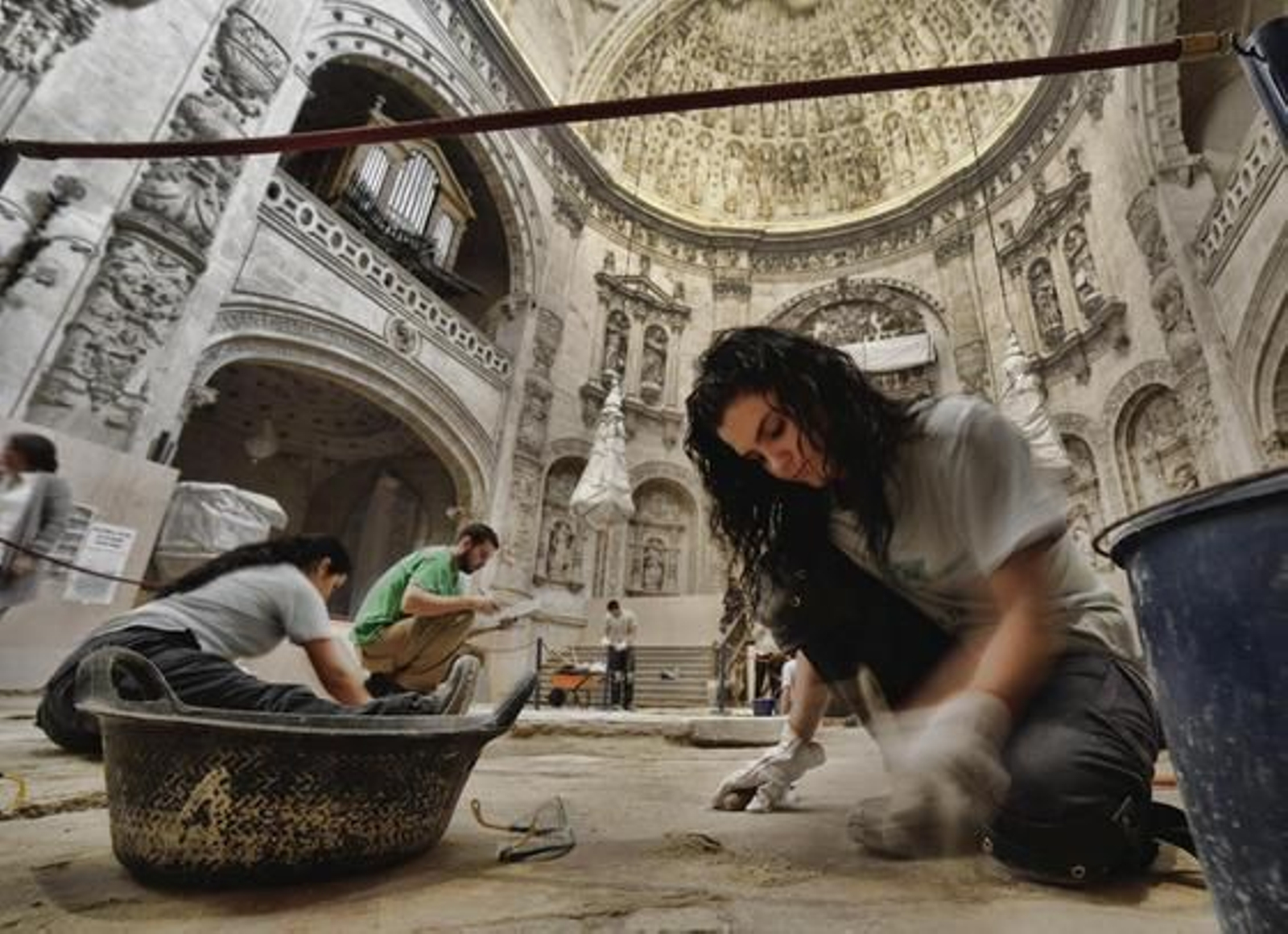 Los trabajos de restauración en la solería de la Capilla Real de la Catedral destapan una estructura central que podría ser la última tumba del rey Fernando antes de ser canonizado. 

Foto: Antonio Pizarro
