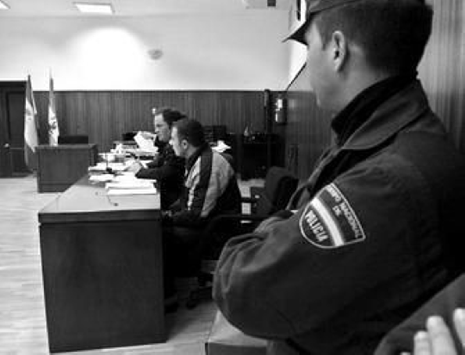 Vasile Tudose, vigilado por dos agentes del Cuerpo Nacional de Policía durante el juicio.