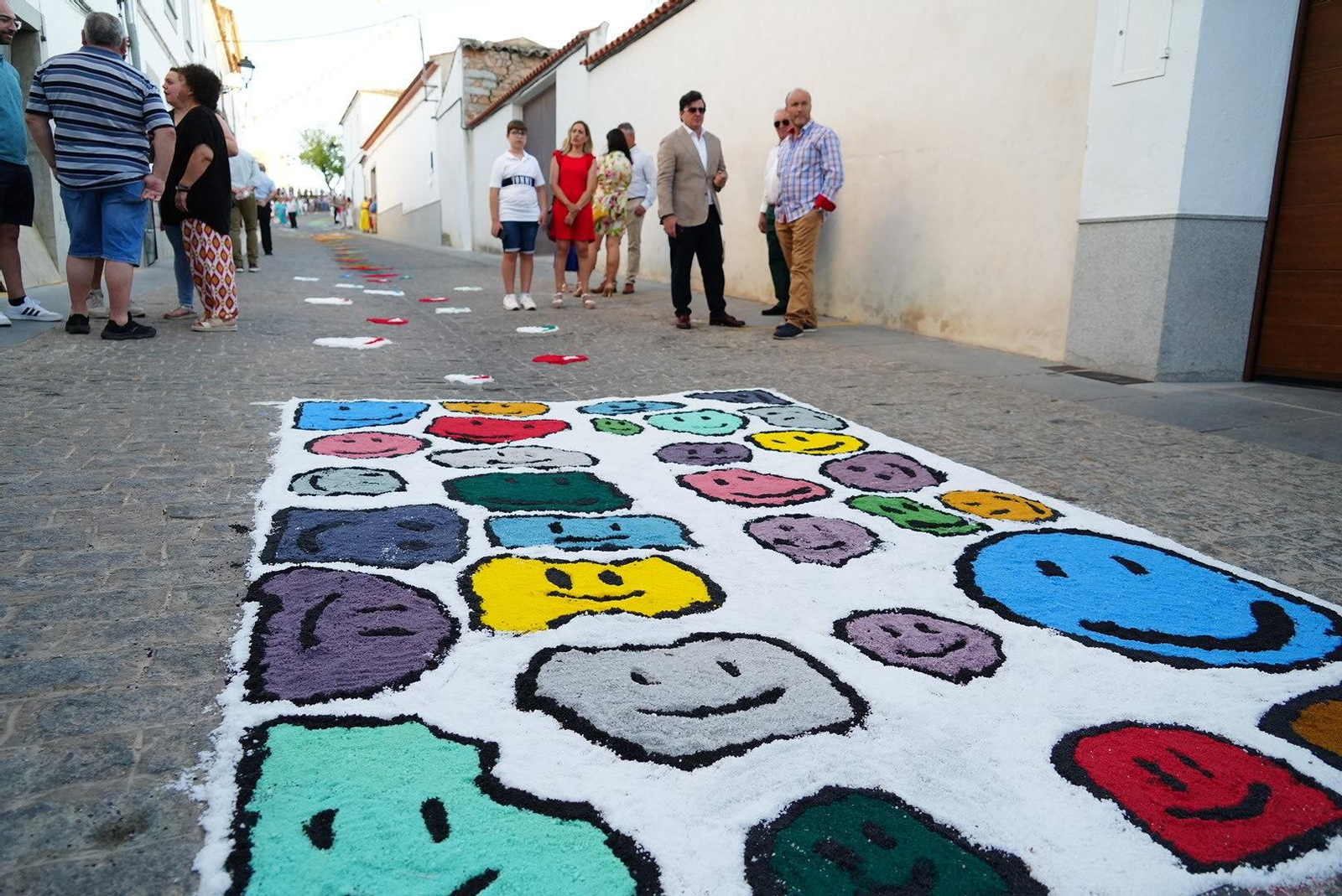 La procesión de San Roque en Dos Torres sobre las alfombras de sal, en imágenes