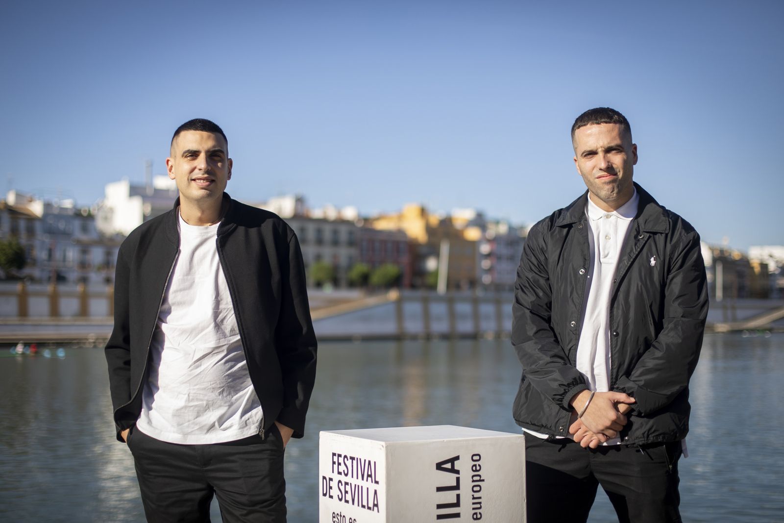 Luis Rojo y Nacho A. Villar, los directores de ‘La mala familia’, posan en el Paseo Marqués de Contadero.