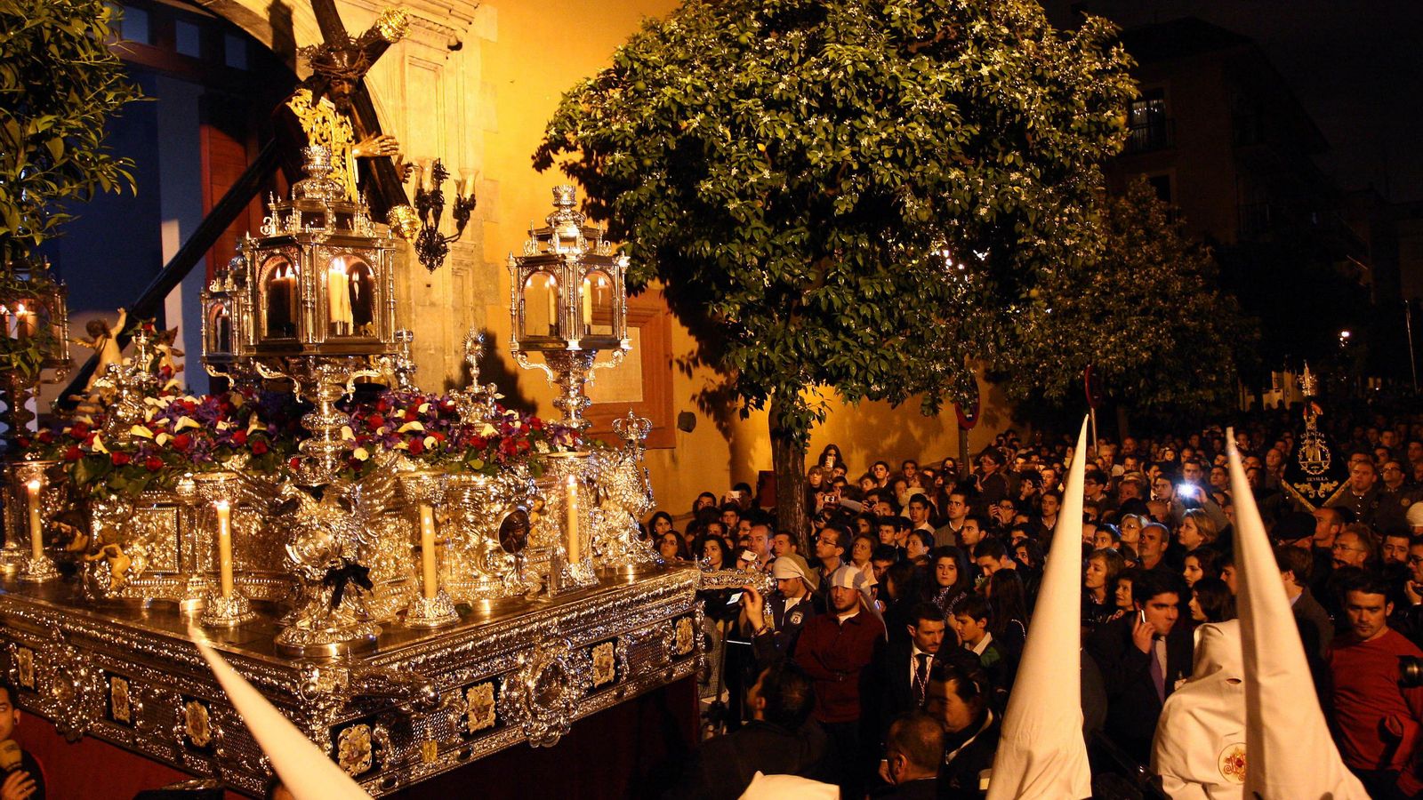 El nazareno de las Siete Palabras saliendo de la Iglesia de San Vicente.