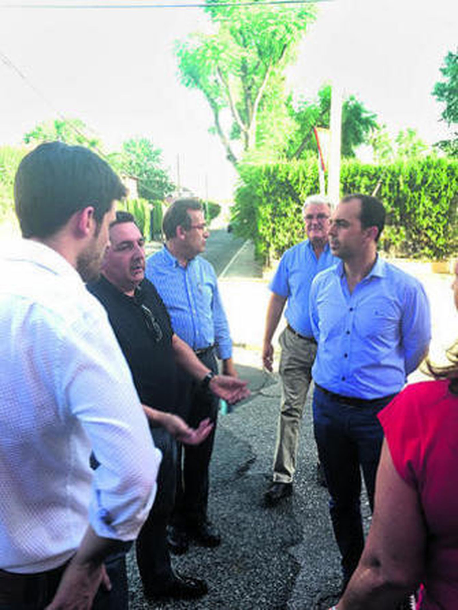 Los concejales Moyano y Millán conversan con los vecinos de Santa Clara.