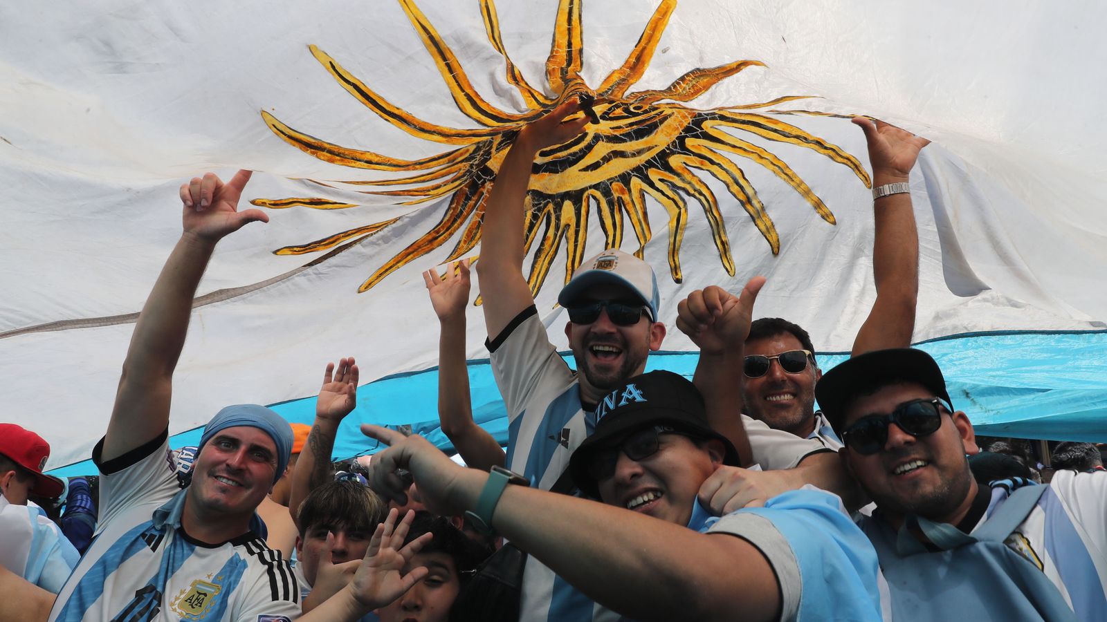 Hinchas de Argentina celebran la victoria de la selección argentina en el Mundial.