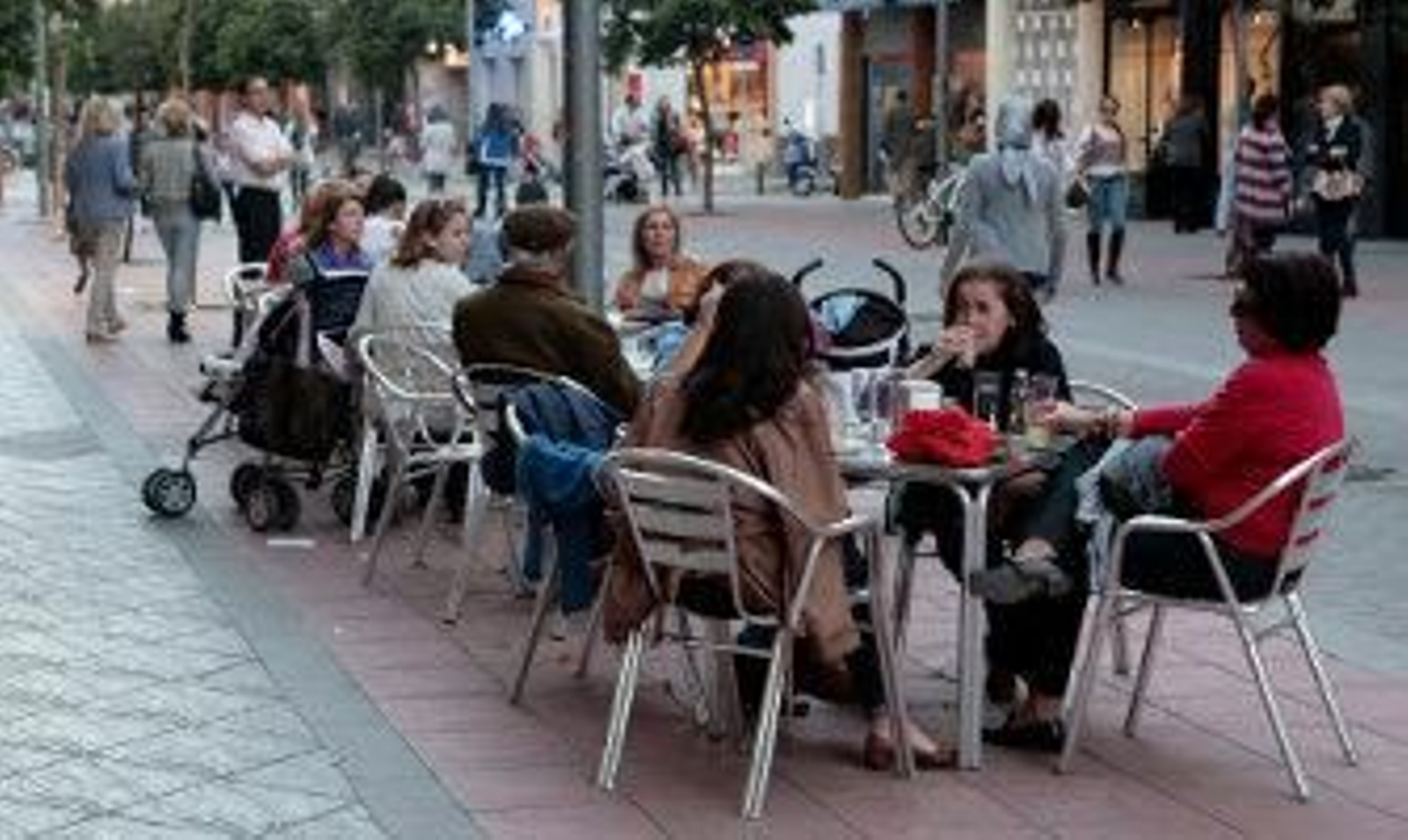 Vecinos piden más vigilancia policial para que se cumpla la nueva ordenanza de los veladores
