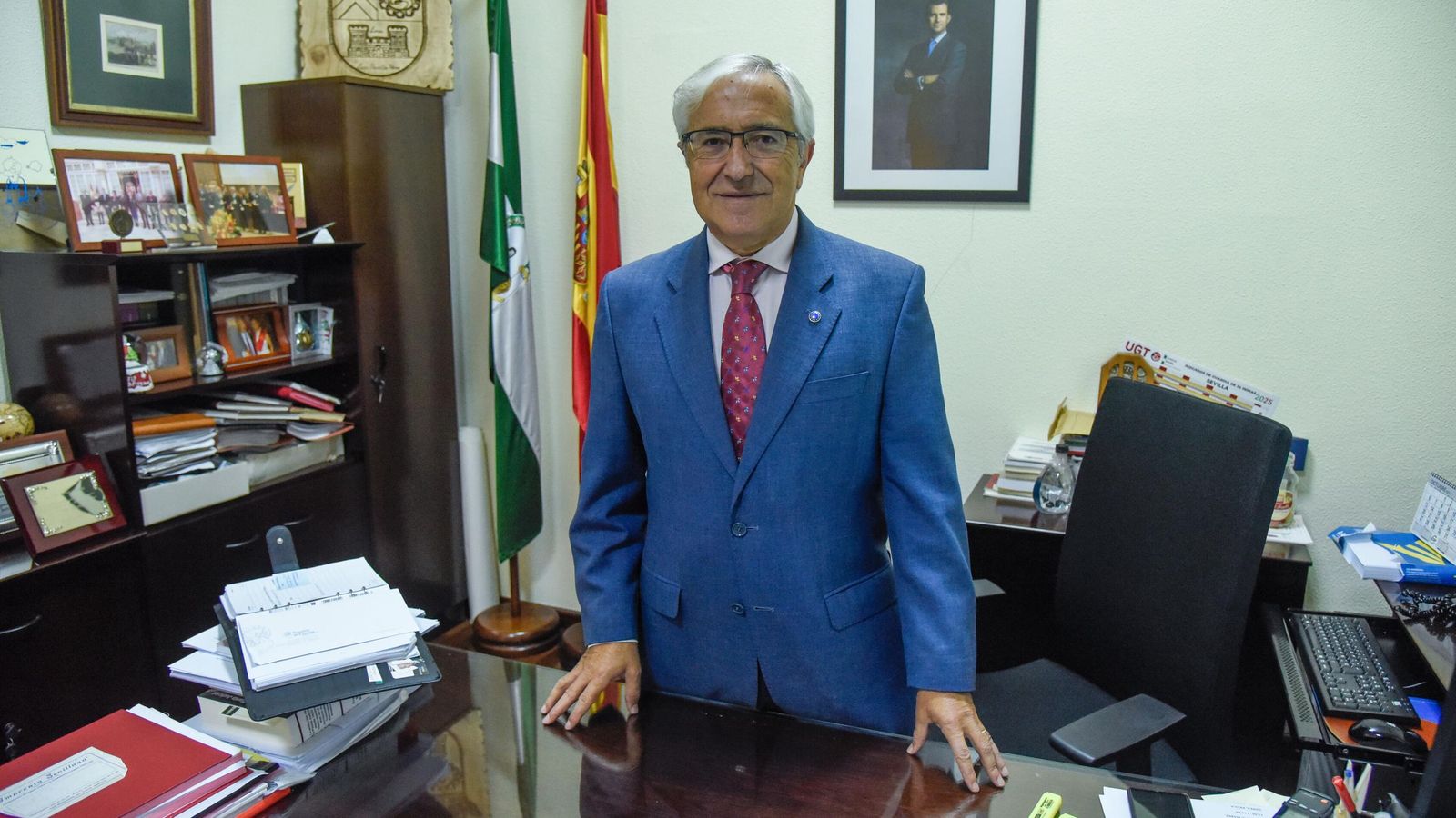 Luis Revilla en su despacho de la Audiencia de Sevilla