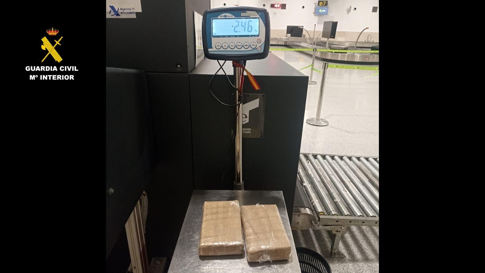 Detenido en el Aeropuerto de Sevilla con 2,5 kilos de cocaína ocultos en su mochila