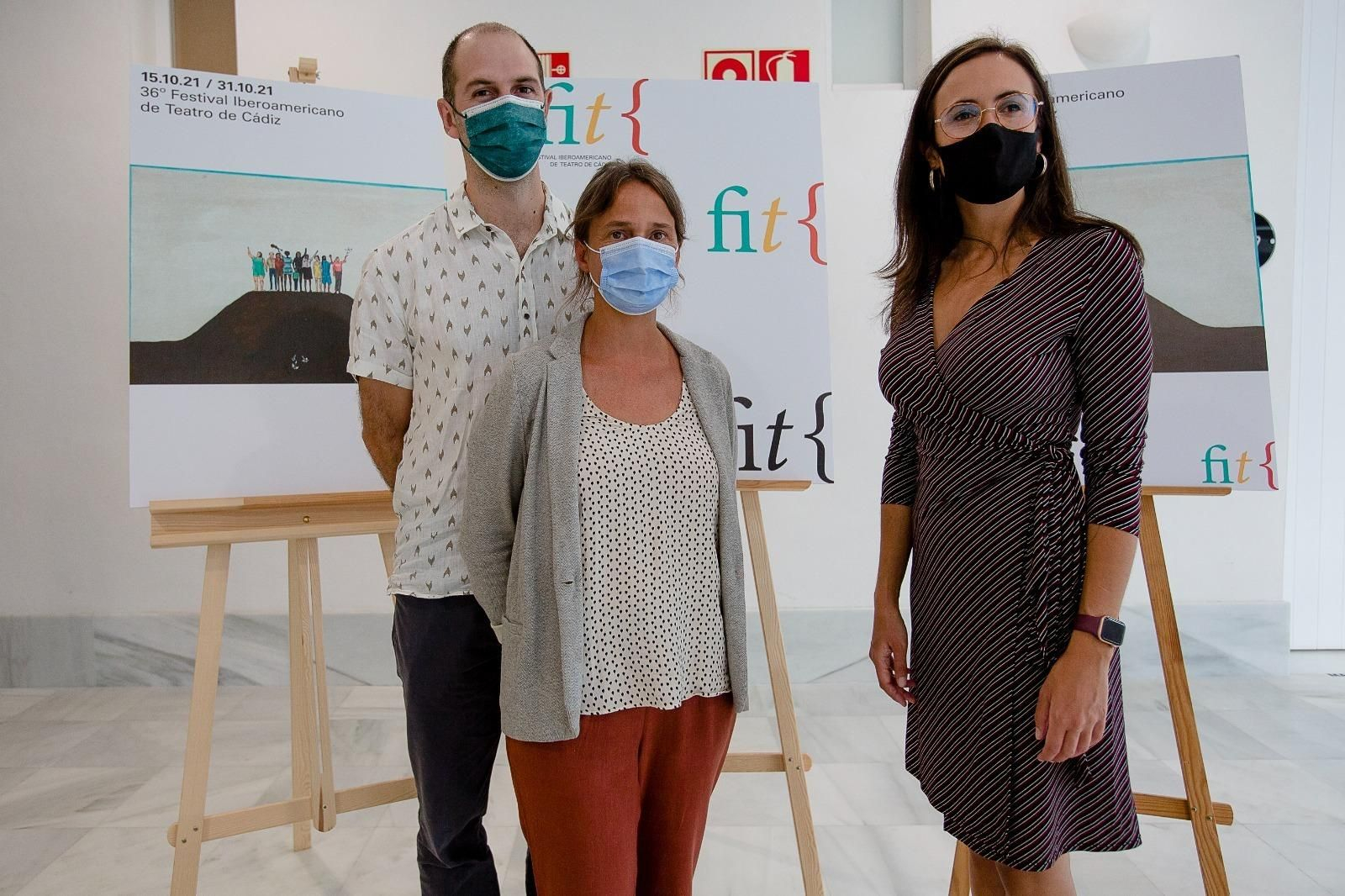 Miguel Oyarzun e Isla Aguilar, directores del FIT, junto a la concejala Lola Cazalilla.