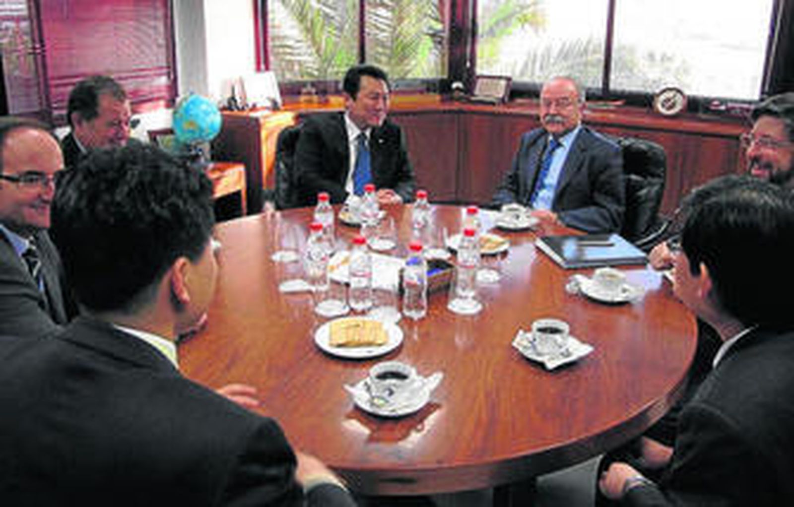 Representantes de Hanjin Shipping, de su filial española, TTI Algeciras, y de la APBA, ayer.