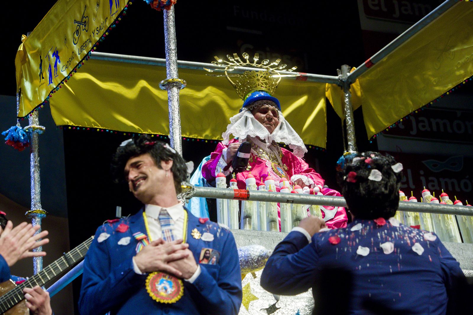 Chirigota Aquí estamos de paso.