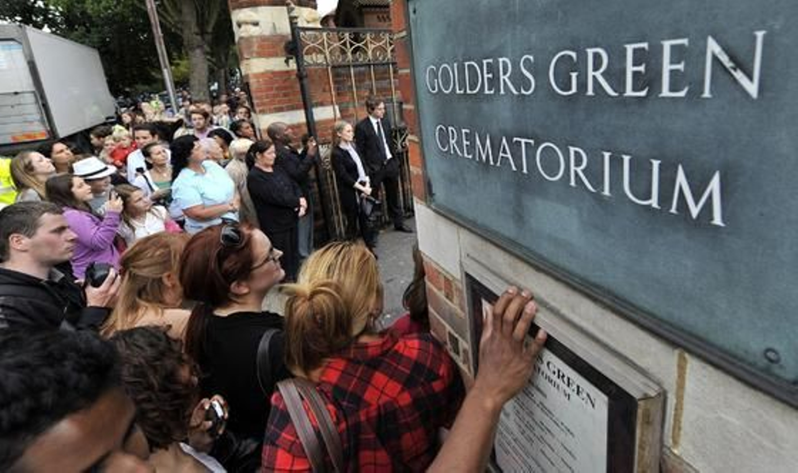 Famliares, amigos,fans y medios en el entierro de la cantante.

Foto: Reuters, EFE, AFP