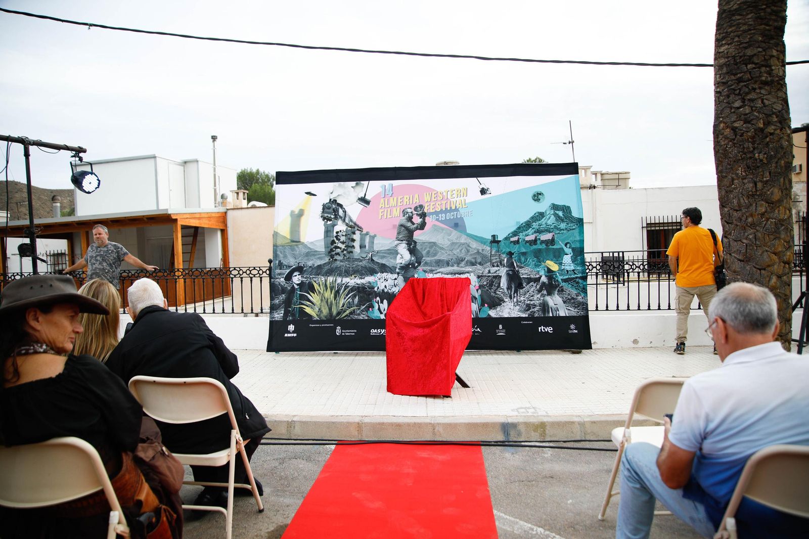 Descubrimiento de la silla del actor Fabio Testi en el Paseo de la Fama de Tabernas, en imágenes