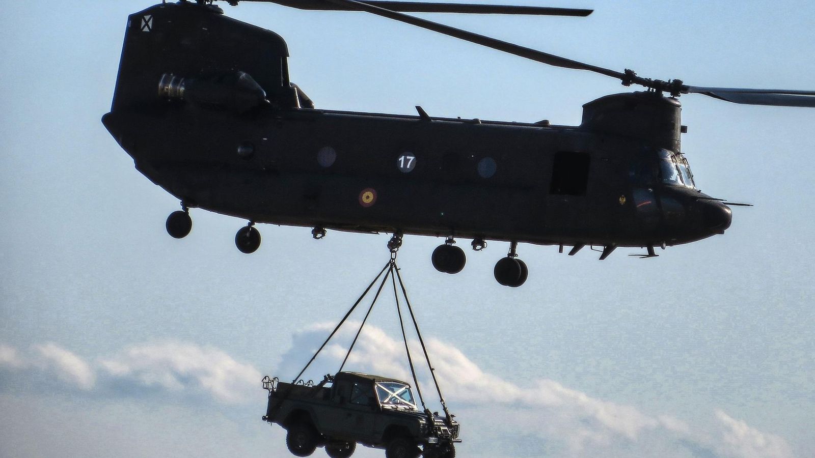 Los nuevos pick-up con los que espera contar el Ejército deben ser aerotransportables, en el caso de los Chinook, como carga externa.