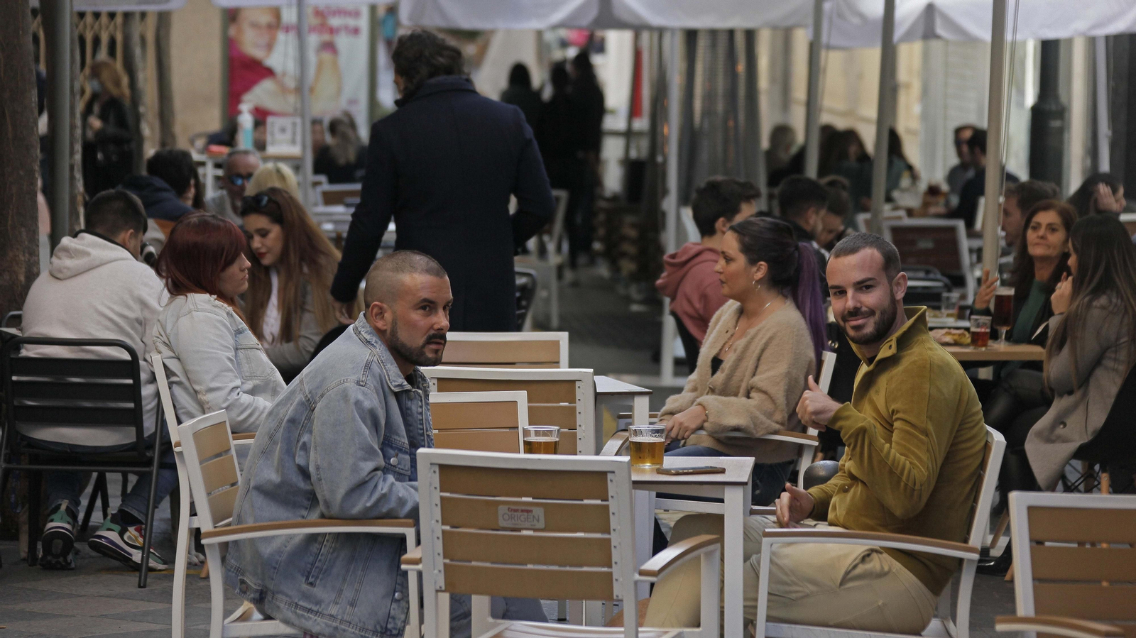 Ambiente en los bares y restaurantes de Algeciras en el fin de semana