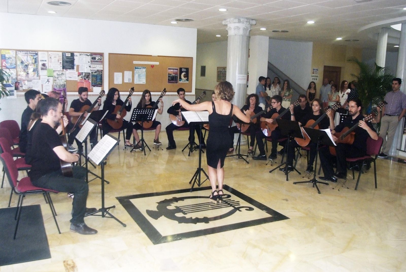 La concejal María Dolores Ortega junto a Rafael Arcos, el profesorado de la Escuela y los alumnos.