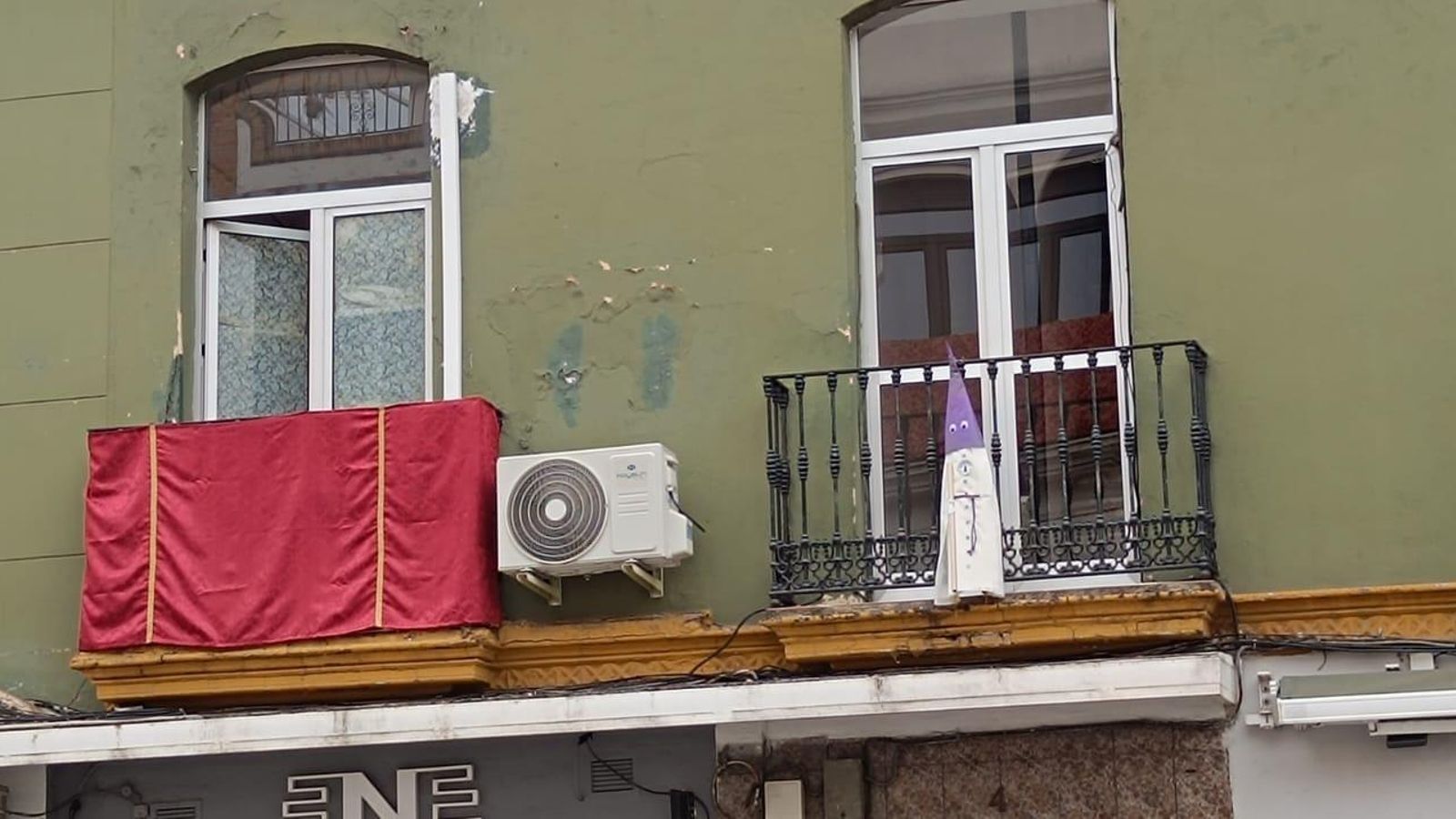 Balcón con nazareno colgado.