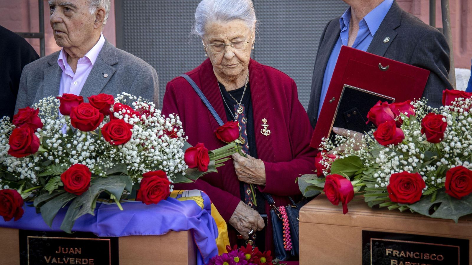 Familiares (en el centro, Carmen Batista) junto a los restos de las víctimas de la represión franquista en San Fernando.