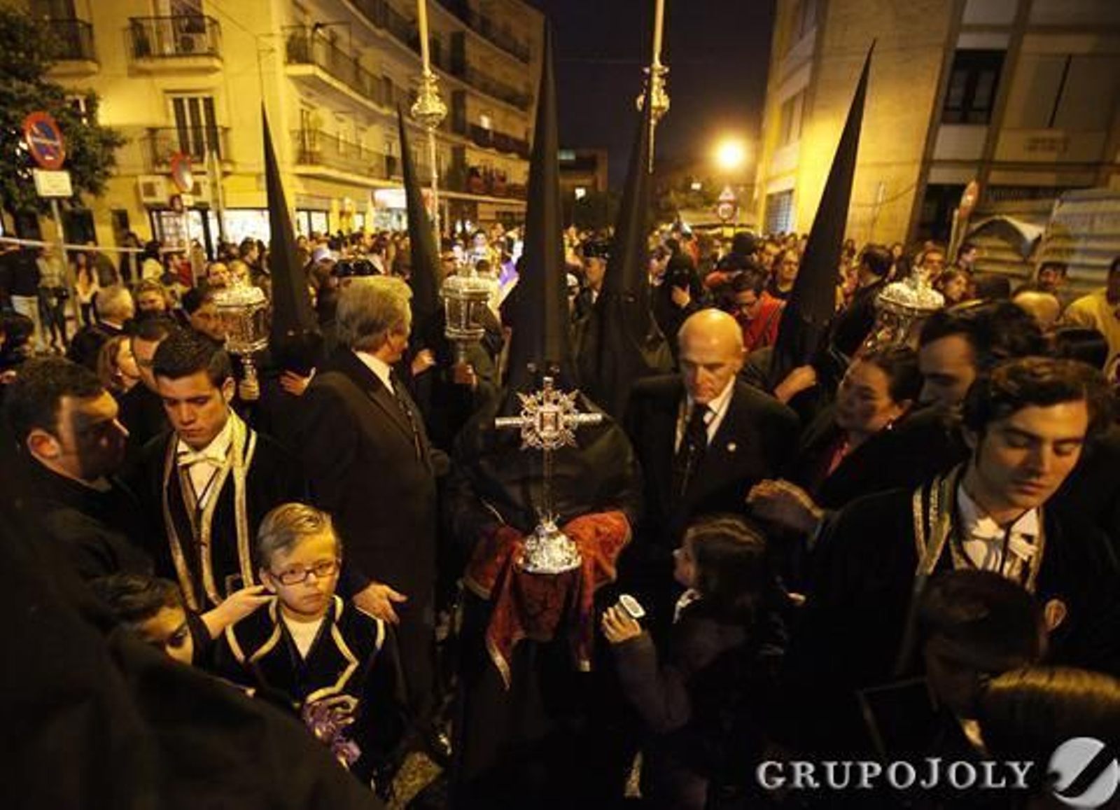 La Hermandad de Vera-Cruz sale sin pasos y completa su estación de penitencia con el Lignum Crucis.

Foto: Jose Angel Garcia