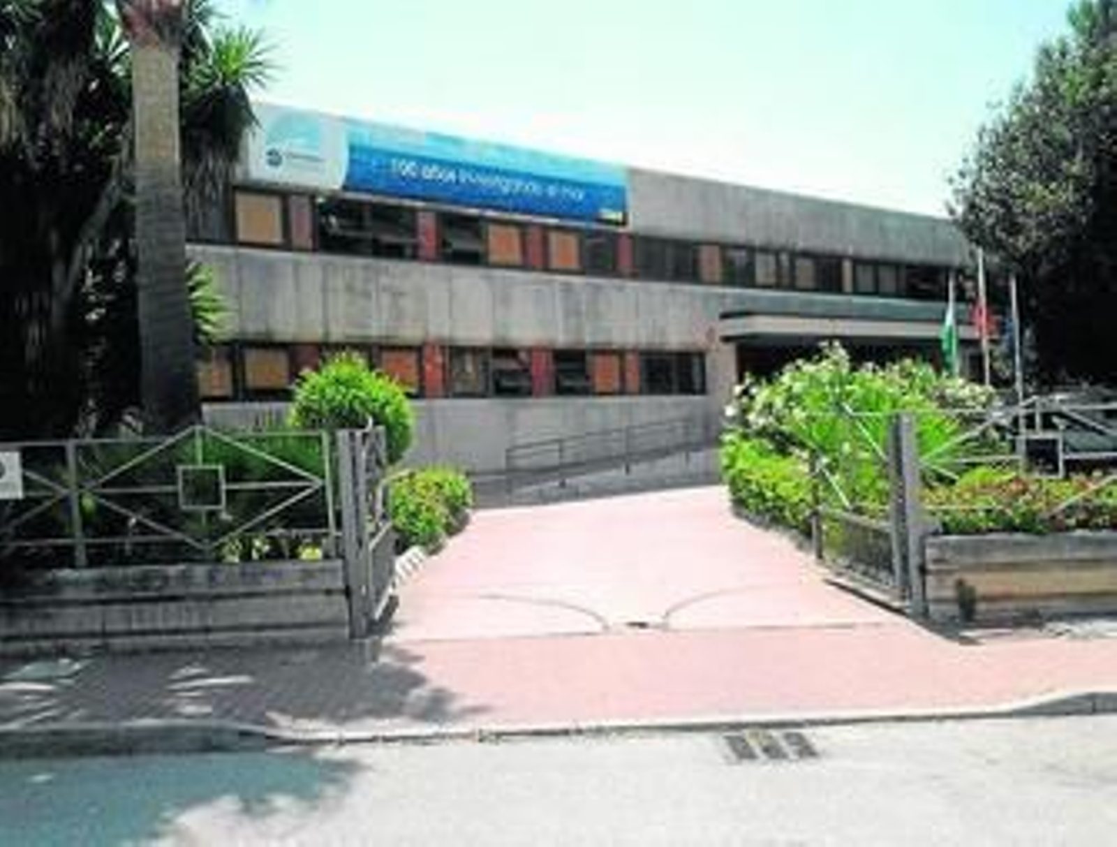 Edificio que ocupa actualmente el Centro Oceanográfico en Fuengirola. Edificio que ocupa actualmente el Centro Oceanográfico en Fuengirola.