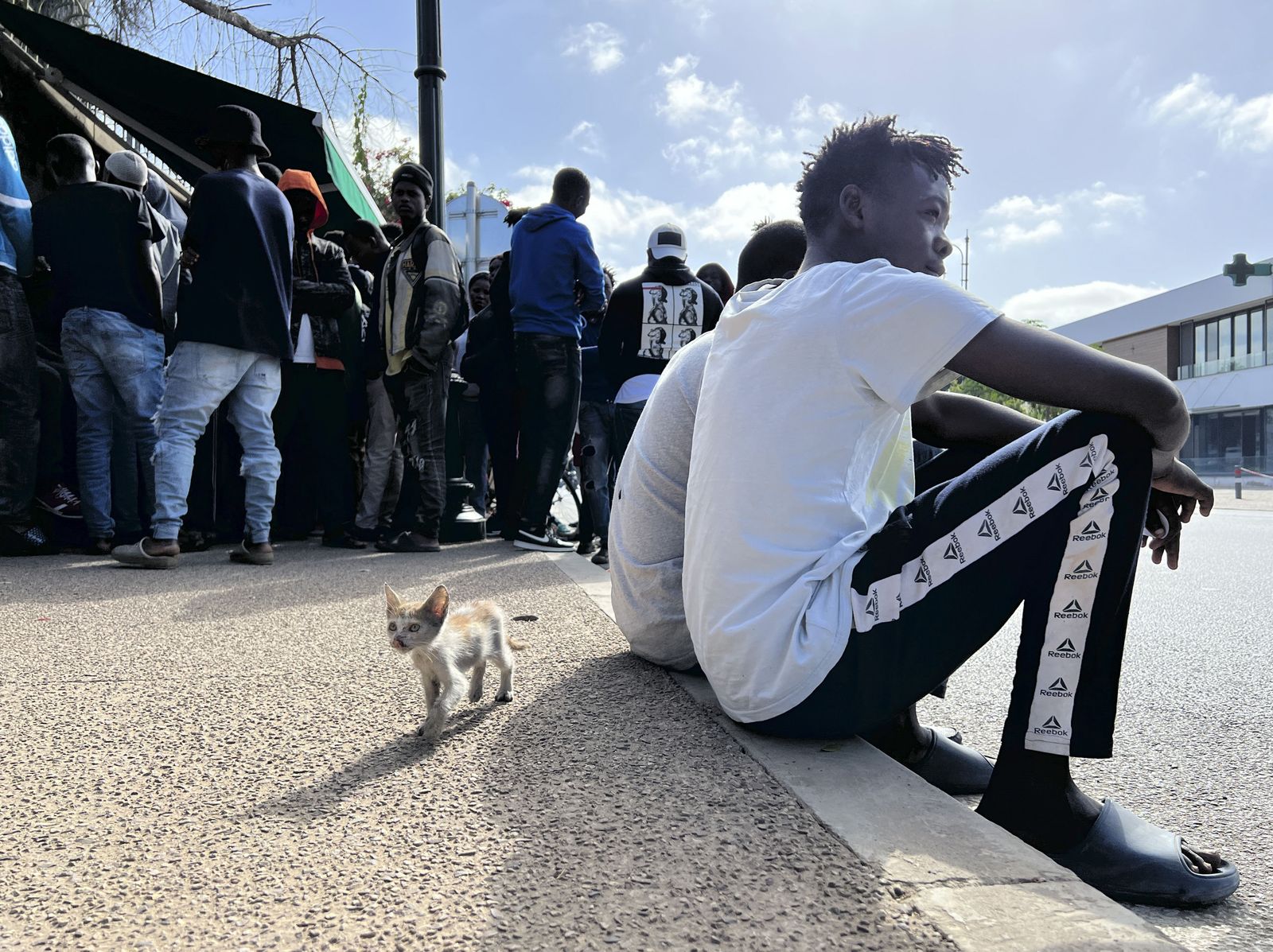 Migrantes sudaneses piden ayuda en la sede de Acnur en Rabat.