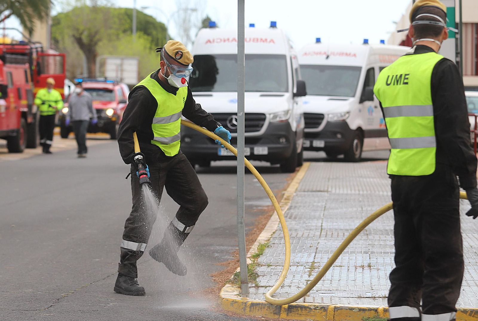 Imágenes de la UME realizando trabajos de limpieza y desinfección en el Hospital Infanta Elena de Huelva