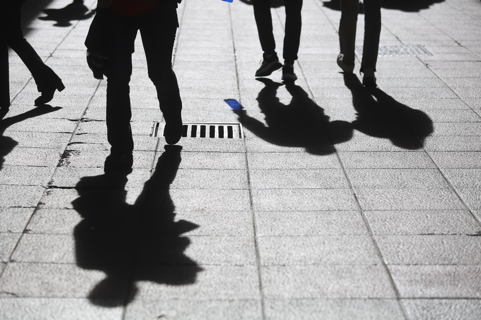 Las sombras de varias personas en una calle de Málaga. Las sombras de varias personas en una calle de Málaga.