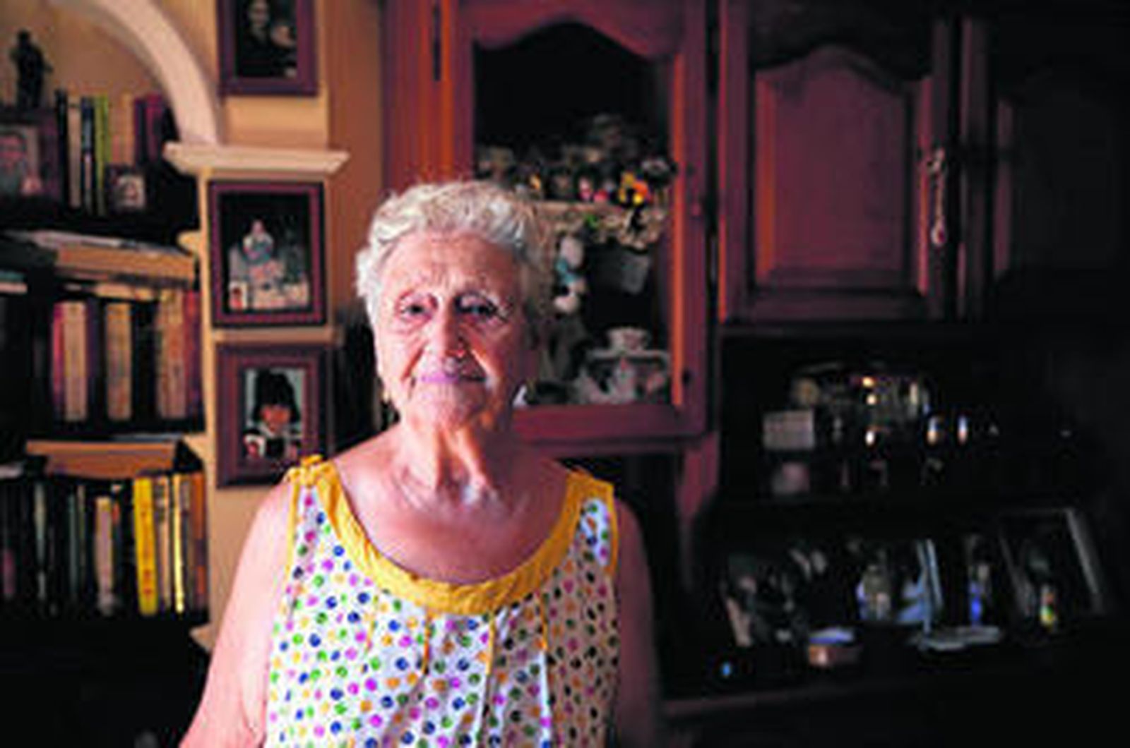 Rafaela García, vecina y amiga de la infancia de Lolita Sevilla, en su casa de la calle San Vicente.