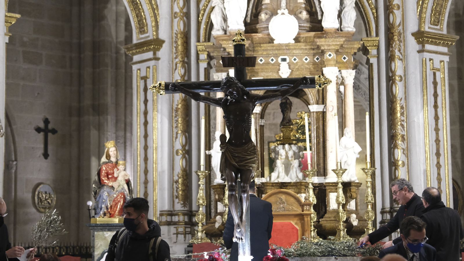 Procesión del Vía Crucis del Santo Cristo de la Escucha en Almería, en imágenes.
