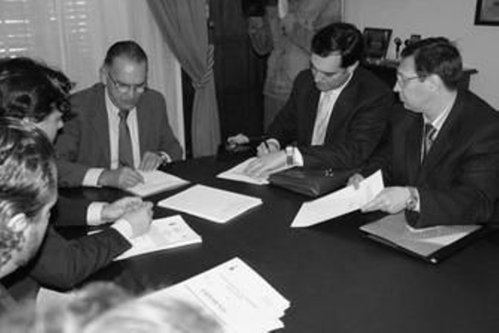 Fernando Palma firma el documento de recepción de los polígonos industriales.