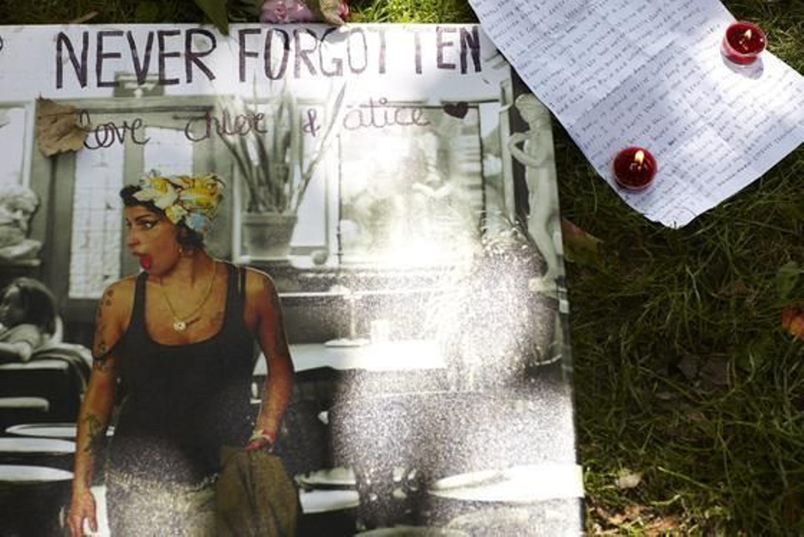 Numerosos fans y conocidos de la artistas, se han desplazado hasta su domicilio para mostrar su dolor. 

Foto: EFE