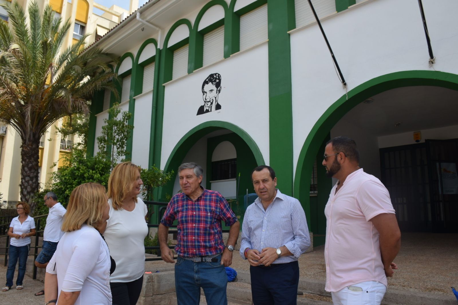 El delegado del Gobierno andaluz, ayer, visitando la escuela de verano organizada en Marbella.