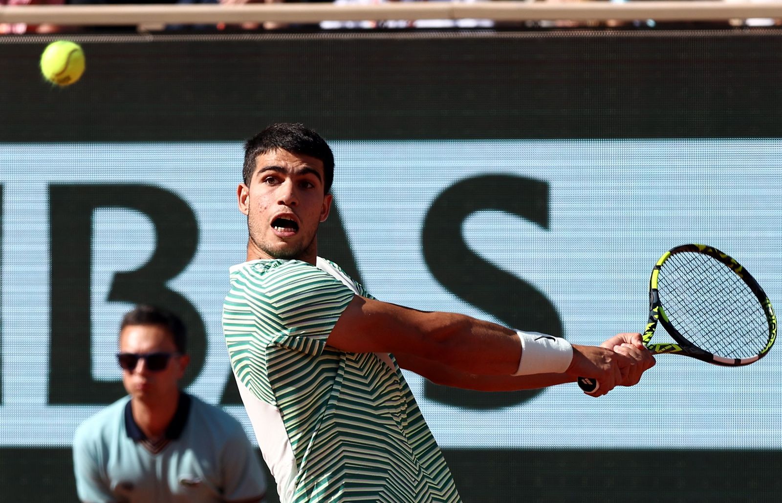 Alcaraz golpea la pelota de revés frente a Musetti.