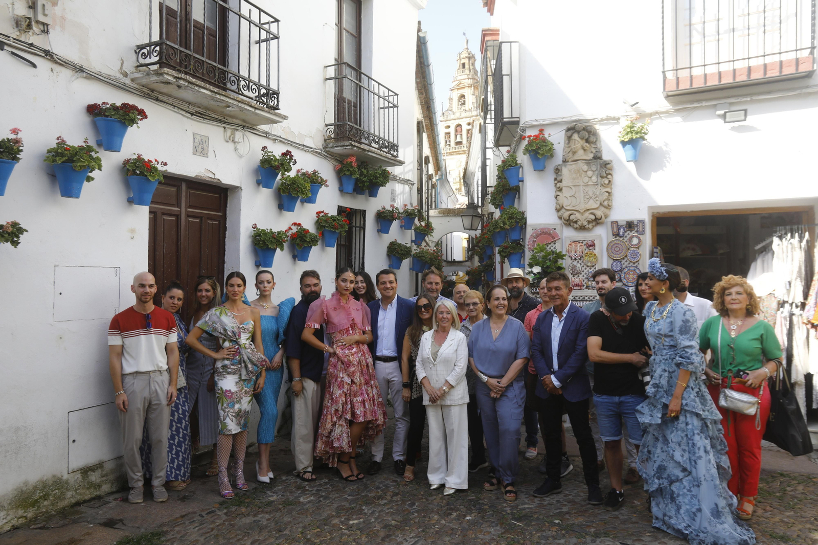 La calleja de las Flores de Córdoba se llena de moda y joyas, en imágenes