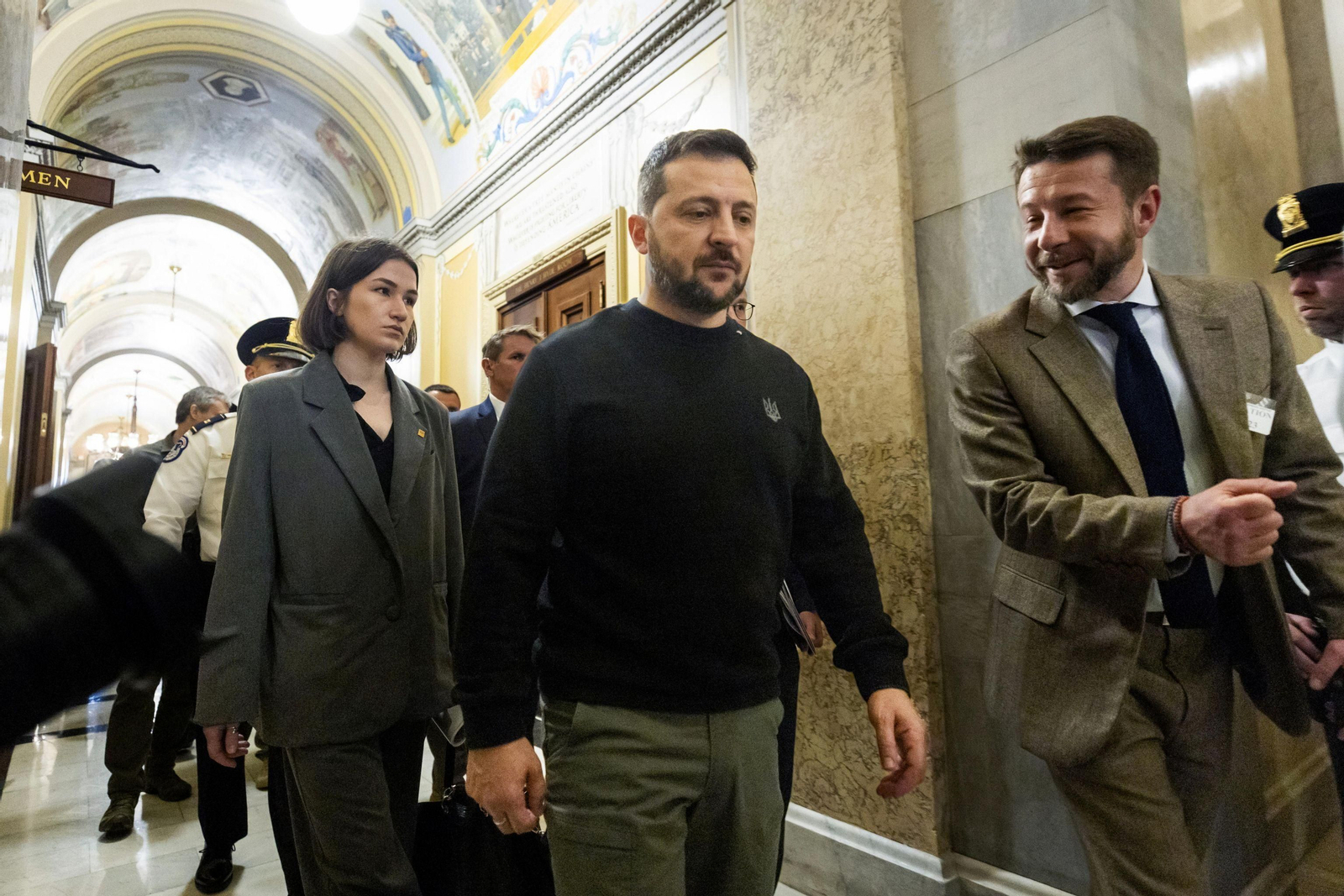 El presidente ucraniano, Volodimir Zelenski, tras finalizar su encuentro con el portavoz republicano en la Cámara de representantes en el Capitolio.