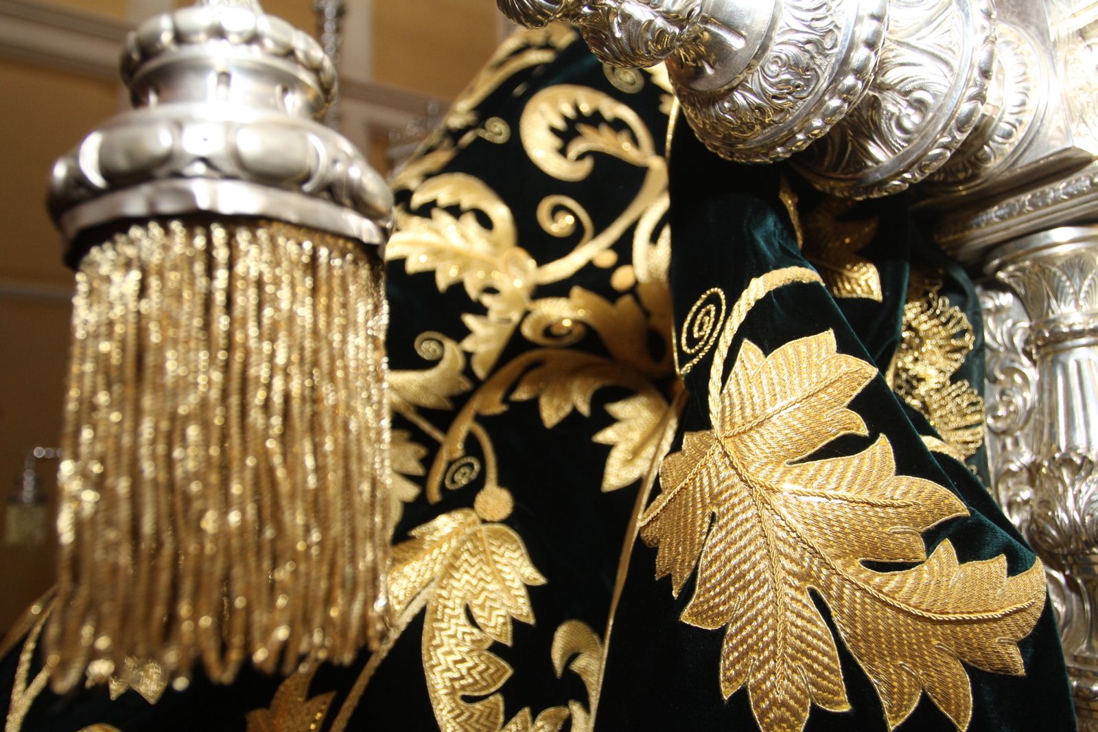 Preparativos de la Virgen del Rocío y la Esperanza de la Hermandad del Calvario