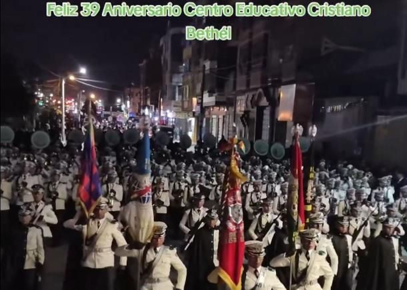 Momento del desfile de la banda por las calles de la ciudad