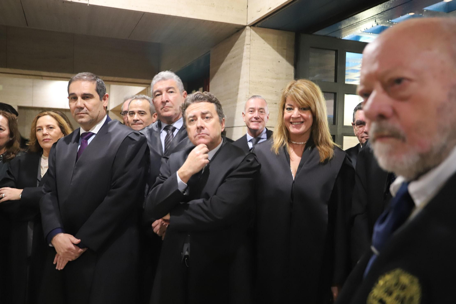 Imágenes del acto de entrega de insignias a los colegiados que cumplen 25 y 50 años en el Ilustre Colegio de Abogados de Huelva.