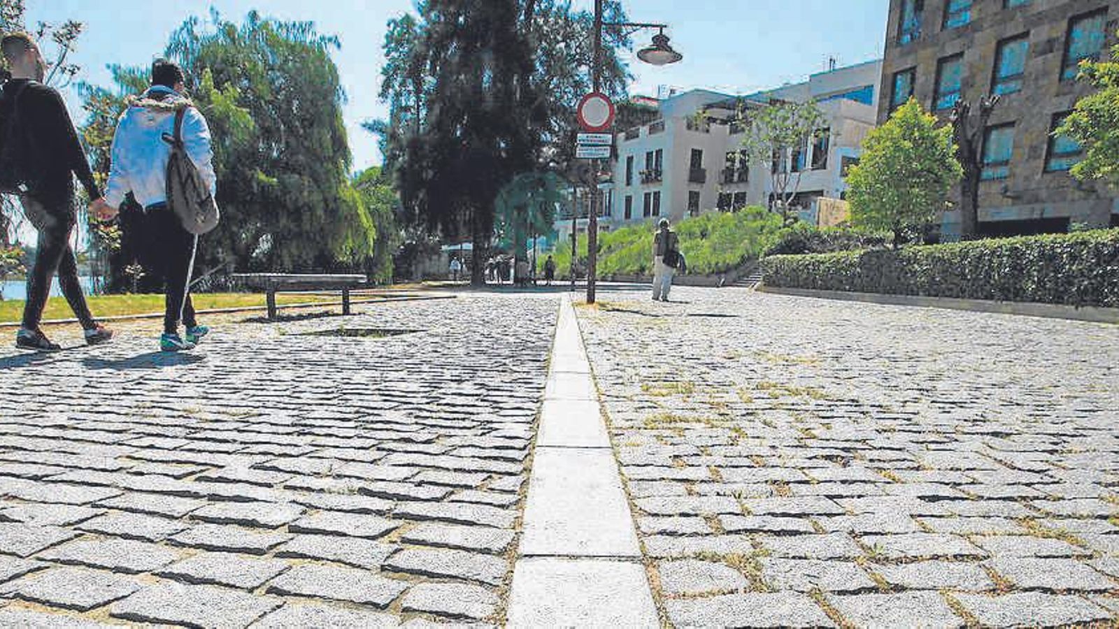 El pavimento de adoquín de granito dificulta el tránsito de peatones y bicicletas.