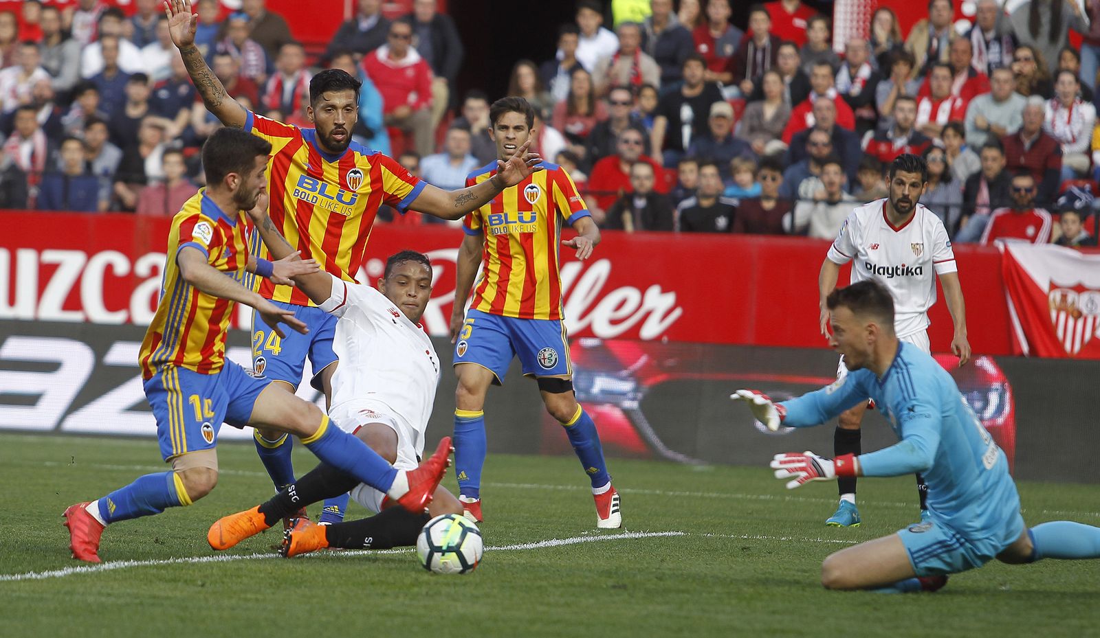 El colombiano Muriel intenta rematar ante Gayà y el meta Neto.