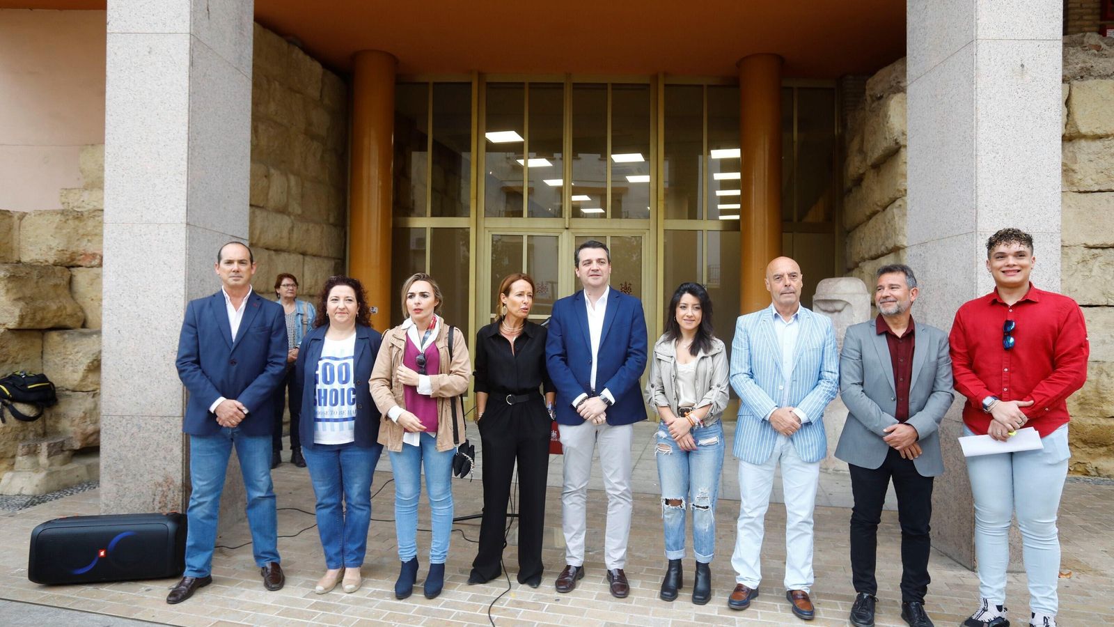 El alcalde, en el centro, en el acto celebrado en el Ayuntamiento de Córdoba.