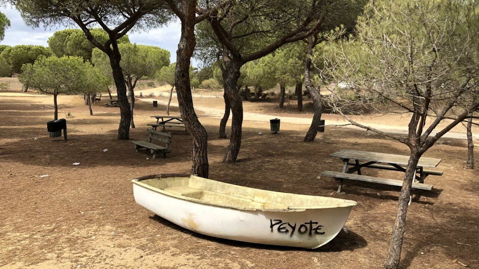 Una embarcación abandonada y restos de suciedad