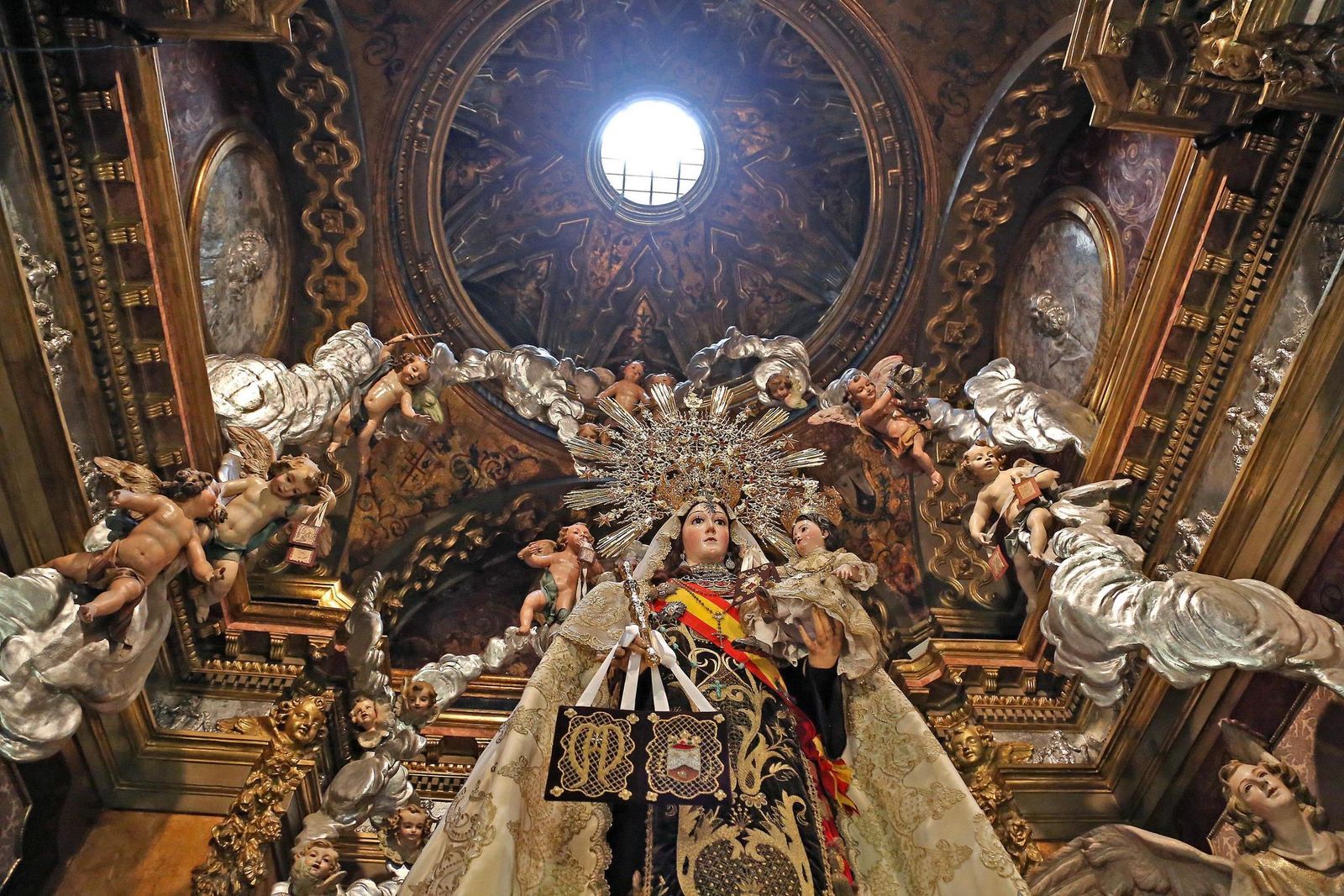 La Virgen del Carmen Coronada en su camarín.