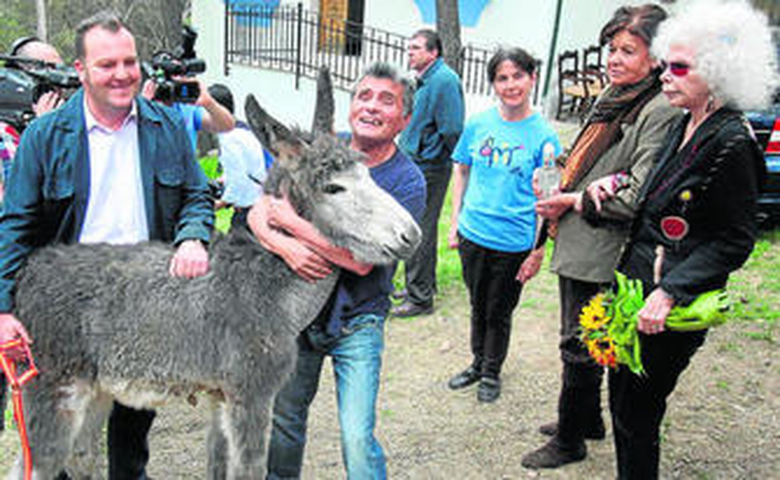 La duquesa de Alba durante su visita ayer a la sede de Adebo en la localidad de Rute.