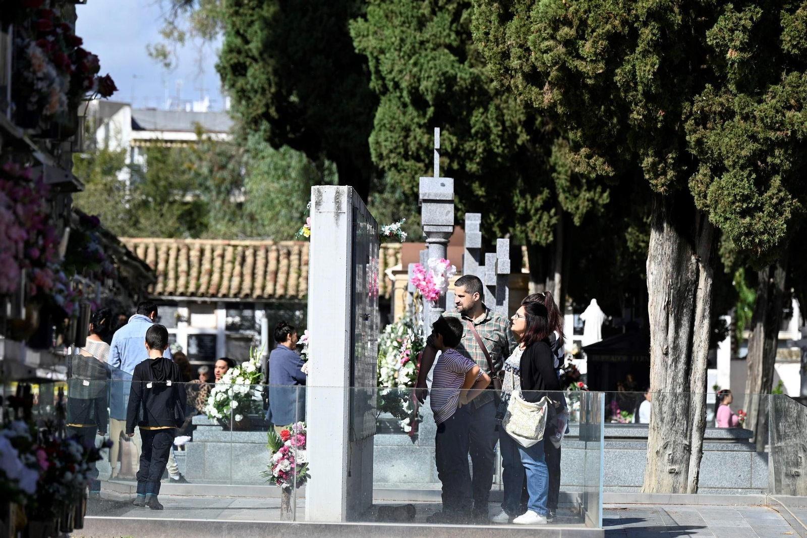 Las imágenes del día de Todos los Santos en los cementerios de Córdoba
