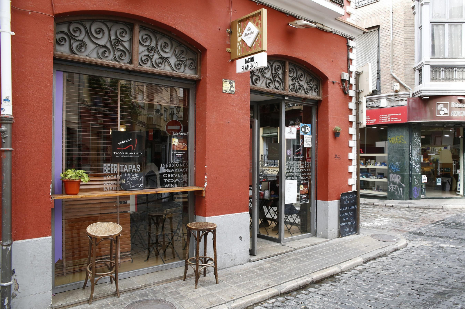 El bar es un lugar acogedor en el que disfrutar de las gastronomía gaditana.