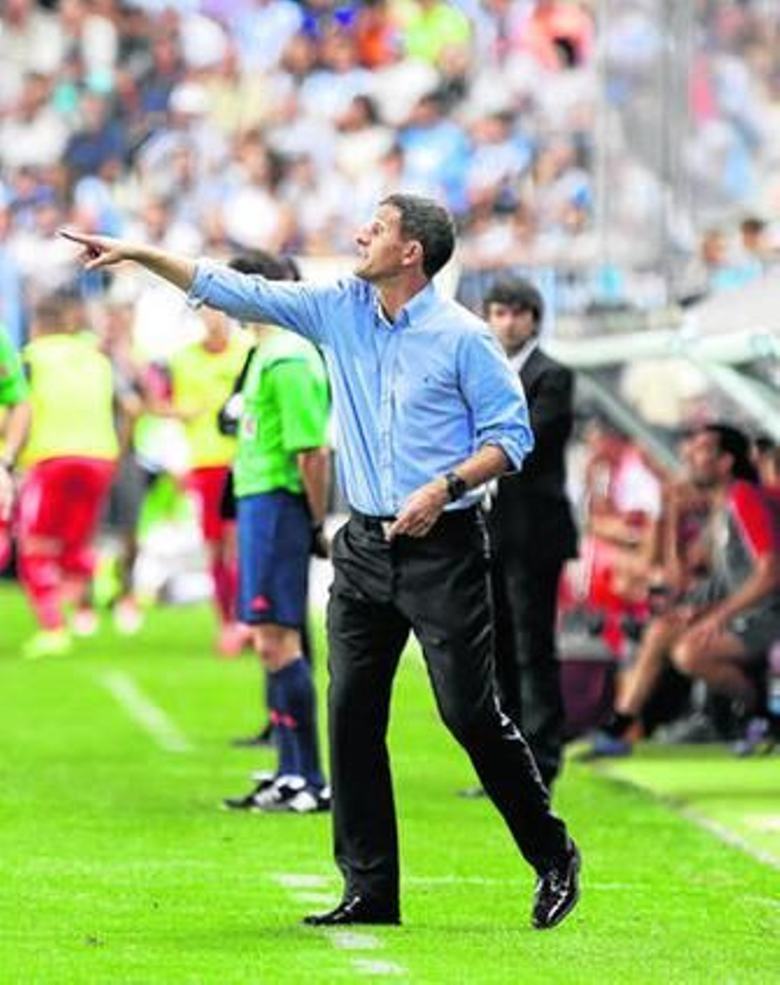 Javi Gracia da instrucciones a sus jugadores en el encuentro de ayer.