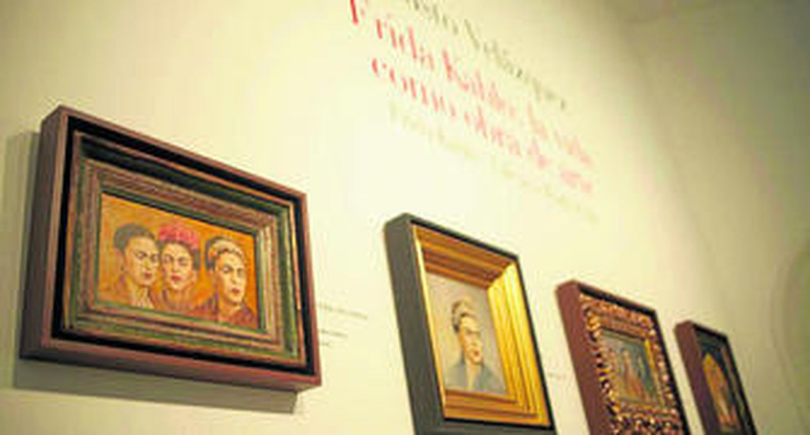 Fotografía en la entrada de la exposición 'Frida Kahlo: la vida como obra de arte', exhibida en el museo Joaquín Peinado de Ronda.