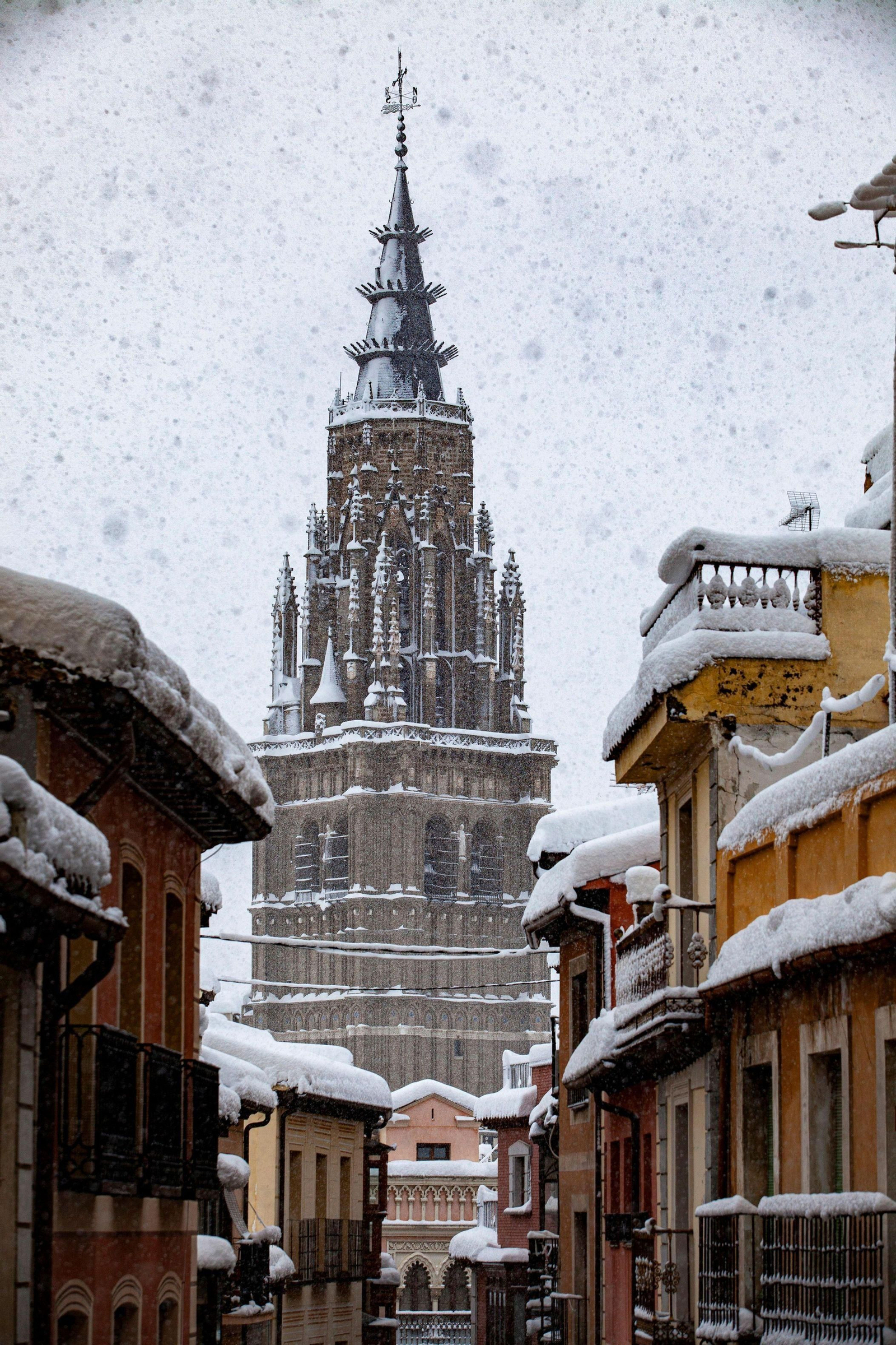 El segundo día del temporal 'Filomena' en imágenes: más nieve y caos