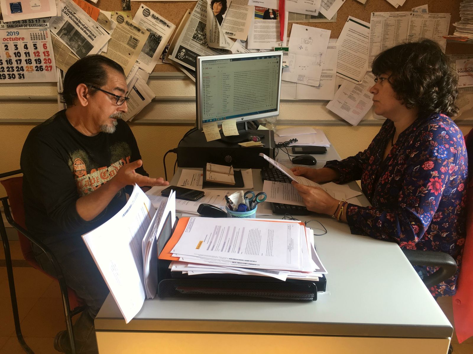 La portavoz de IU, Carmen Álvarez, reunida con uno de los vecinos afectados.